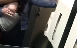 Deutsches Amateur-Paar bekommt Blowjob und Gesichtsbehandlung im offentlichen Badezimmer bei