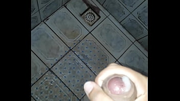 Punheta no Banheiro r