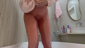 Hard peeing in leggings and playing with pussy!