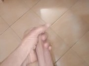 Arrapatissimo sborro un litro di sperma nello specchio