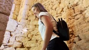 nephael tire une pipe en visitant la chateau