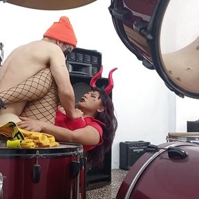 Rock musicians have sex during rehearsals