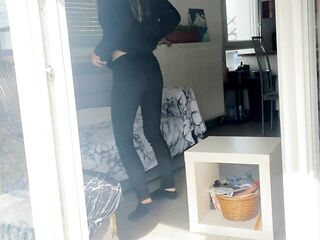 Voisin curieux! Regarde moi! J’suis coquine ????????