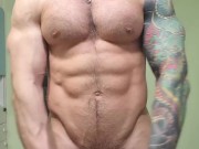 Лысый мужлан играет мышцами и с членом
