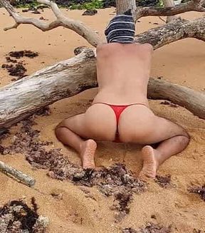 Ladysilva crossdress de calcinha na praia exibindo minha bunda gostosa
