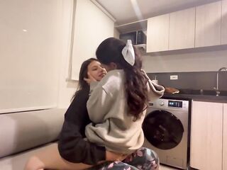 Mi esposo me envía a una fontanera para que no le sea infiel y ella me destapa la cañería!