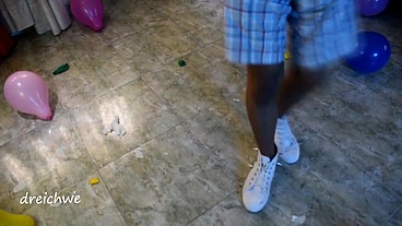 Crushing balloons with the shoes