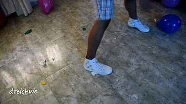 Crushing balloons with the shoes