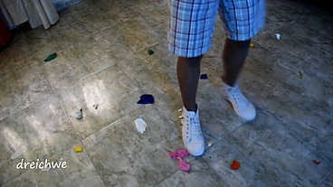 Crushing balloons with the shoes