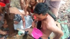 ក្រុមបុរសខ្មែរងូតទឹក