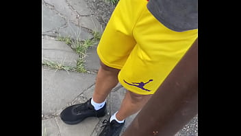OFERECI UMA GRANA PRO VIZINHO CASADO ME FUDER. PAU TAVA MARCANDO NO SHORT. - COMPLETO
