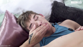 O jovem Daniel Karrington e Denis Skala, com um pau enorme, foram fodidos analmente.