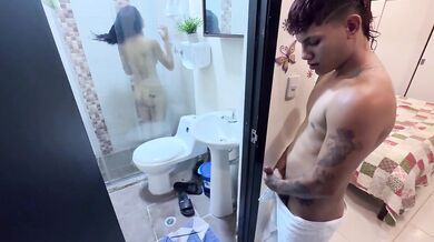 Me aprovecho que mi hermanastra toma una ducha para darle la mejor follada de su vida.