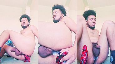 Jugando con mi dildo de monstruo y me hizo mear