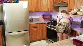 Mature Slut Cooked And Fucked In Kitchen While Making Fried Chicken