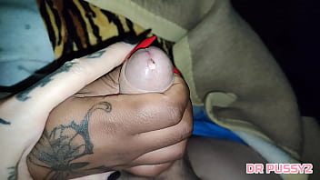 USOU A M&Atilde_O TATUADA DA BABYSITTER AFRICANA PARA TIRAR LITROS DE ESPERMA DO PAU BRANCO DE 23CM E AINDA BABA 3X ANTES DO ORGASMO