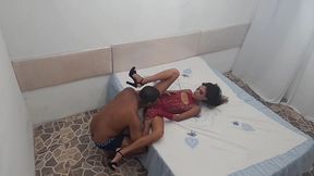 modelo sexy curtindo a sensacao do punho duro dentro de sua bunda apertada pela primeira vez