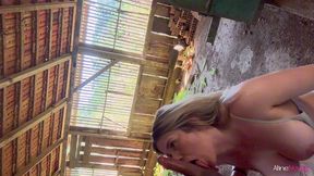 no mato ou no galinheiro essa loira safada adora ser fodida em lugares diferentes