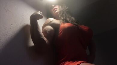 Culturiste hairy muscle girl's flexing tits and veiny arms worshipped