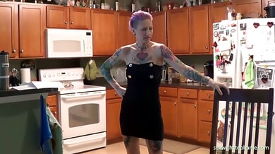Tattooed MILF Stephanie Lynn shaves her pussy then swallows a big cock