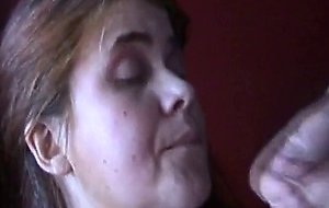 Svensk fru suger mig tills jag kommer i ansiktet och munnen