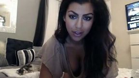 Dark haired buxom amateur webcam hottie used vibe to please her twat