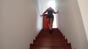 Foi numa consulta médica, enquanto não me chama ansiedade fez tocar siririca com meu salto de sapato escondido na escada