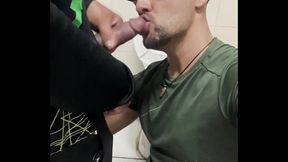 Macho bem dotado fazendo uma chupeta gostosa. At&eacute_ gozar bem gostoso.