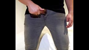 Se me pone dura antes de dormir y no puedo evitar deslecharme