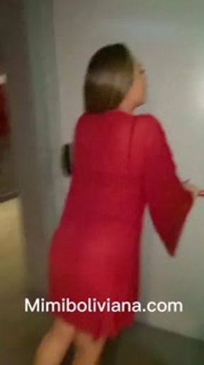 Encontre a mi vecino en el ascensor e hice q me coja en la escalera de incendios