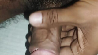 Vídeo caseiro de jovem indiano trans gay transando com o próprio cu