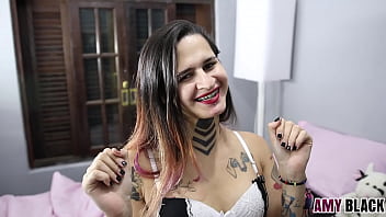 Boneca Amy Black lendo conto er&oacute_tico de lingerie sensual - COMPLETO