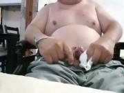 Hombre en silla de ruedas no aguanta más y se masturba. Tiembla cuando se viene!!