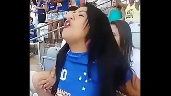 Torcedora-do-cruzeiro-mostrando-os-seios-durante-jogo-no-Mineir&atilde_o