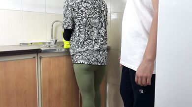 بهم توجه نمیکنین هم سن هامو ببین. منم اینجوری...اشپزخانه(سکس داستانی فارسی)