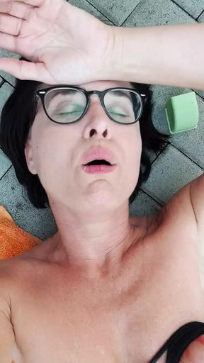 Milf shaking minutes from orgasm an squirt