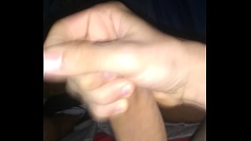 Batendo uma punheta gostosa