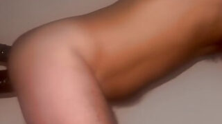 без седла, волосатый, двойное проникновение, первый раз &#8211; домашнее сольное видео девушки-любителя, мастурбирующей с помощью дилдо