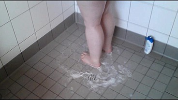 Sie duscht allein in meiner Wohnung 1