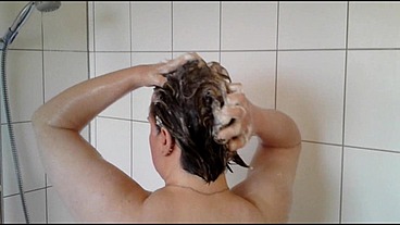 Sie duscht allein in meiner Wohnung 1
