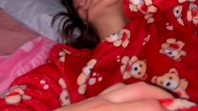Visito a la SOBRINA de mi esposa en su cuarto y AS&Iacute_ de F&Aacute_CIL la agarro acostadita en su Cama!! Real y casero [Versi&oacute_n Completa]