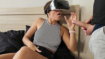 Stepmom gets first impressions from VR glasses 4k