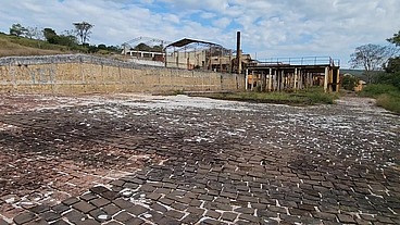 Andando com um plug anal, achei uma fabrica abandonada aproveitei pra gozar gostoso pra voces ver!