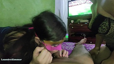 Gane la apuesta de la final del mundial, ahora mi esposa y su mejor amiga deben darme una buena mamada de verga / PARTE 1