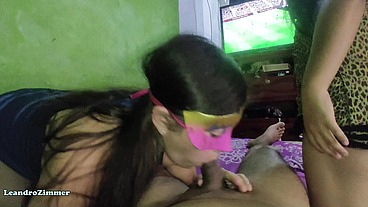 Gane la apuesta de la final del mundial, ahora mi esposa y su mejor amiga deben darme una buena mamada de verga / PARTE 1