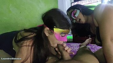 Gane la apuesta de la final del mundial, ahora mi esposa y su mejor amiga deben darme una buena mamada de verga / PARTE 1