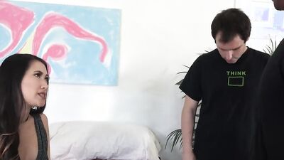 Jade Noir et son mari sucent tous les deux fort la bite