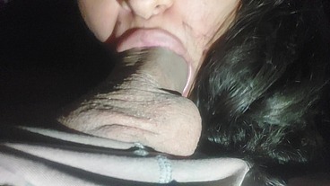 Todos estaban distraídos y yo aproveche de chuparle la polla al novio de mi amiga