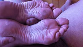 SKINNY WRINKLED SOLES FOOTJOB - SD