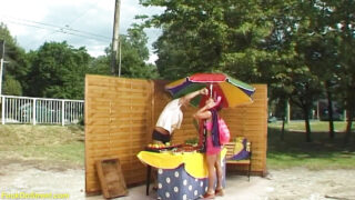 Søt rødhårete får sin stramme rumpe knullet hardcore utendørs